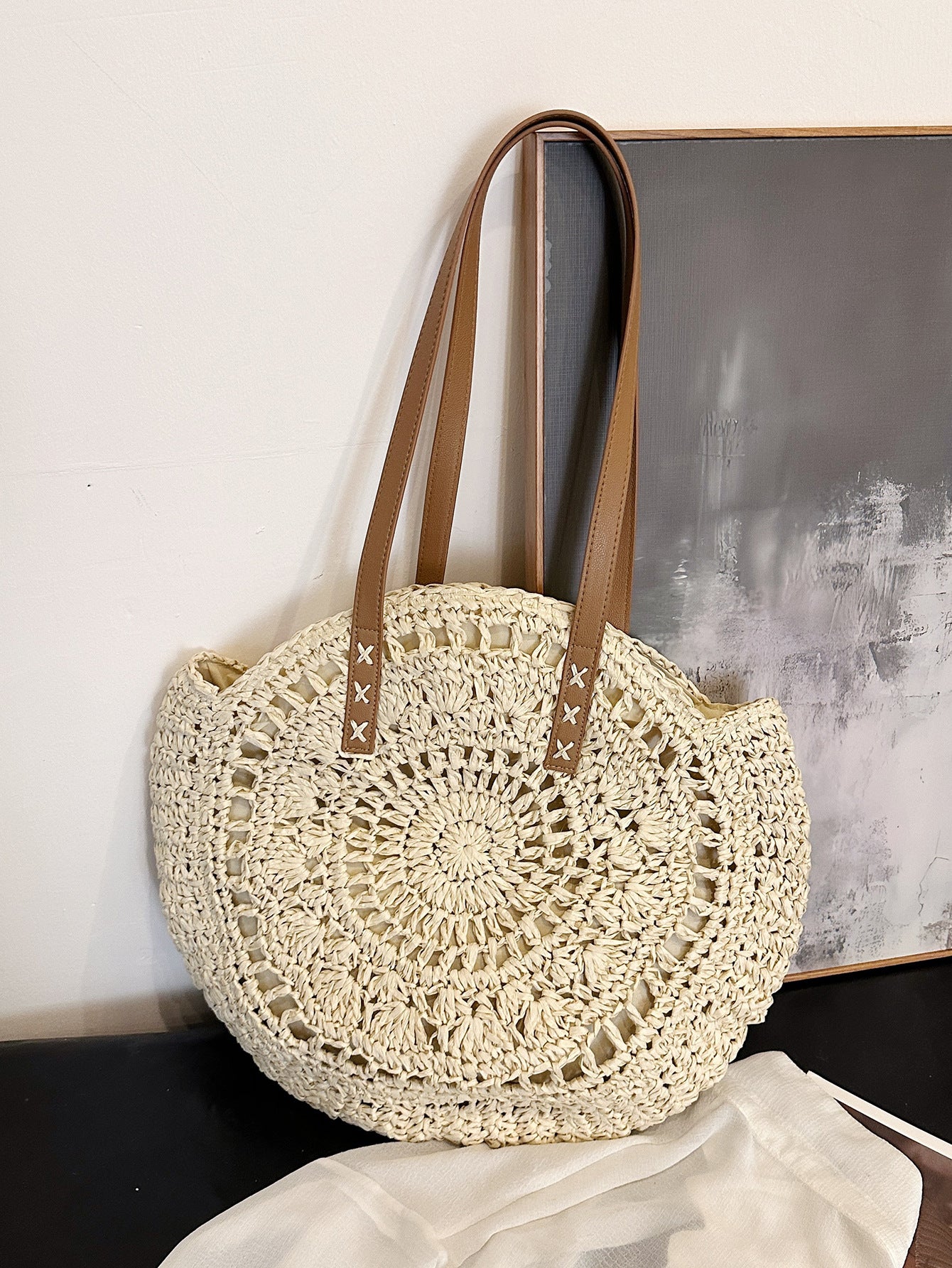 Round hollowed-out straw-woven bag, French single-shoulder hand-held woven bag